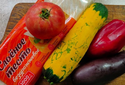 Фото шага рецепта Пирог с овощами на слоеном тесте 190377 шаг 1  