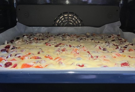 Фото шага рецепта Пирог с персиками и вяленой клюквой 186665 шаг 11  