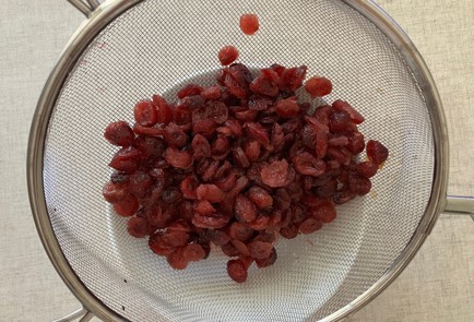 Фото шага рецепта Пирог с персиками и вяленой клюквой 186665 шаг 3  