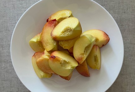 Фото шага рецепта Пирог с персиками и вяленой клюквой 186665 шаг 4  