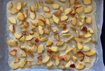 Фото шага рецепта Пирог с персиками и вяленой клюквой 186665 шаг 7  