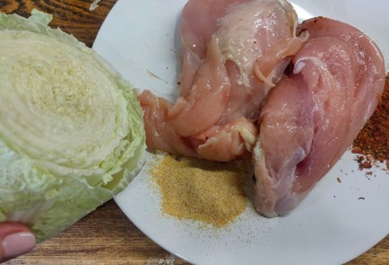 Фото шага рецепта Пирог с пряной курицей и пекинской капустой 175480 шаг 1  