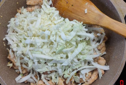 Фото шага рецепта Пирог с пряной курицей и пекинской капустой 175480 шаг 10  