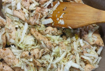 Фото шага рецепта Пирог с пряной курицей и пекинской капустой 175480 шаг 11  