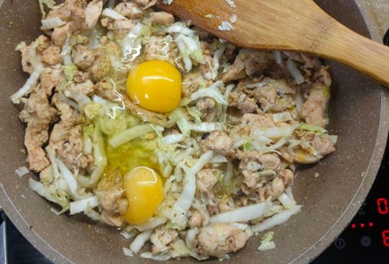 Фото шага рецепта Пирог с пряной курицей и пекинской капустой 175480 шаг 12  