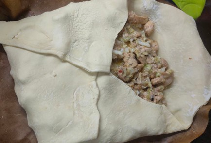 Фото шага рецепта Пирог с пряной курицей и пекинской капустой 175480 шаг 16  