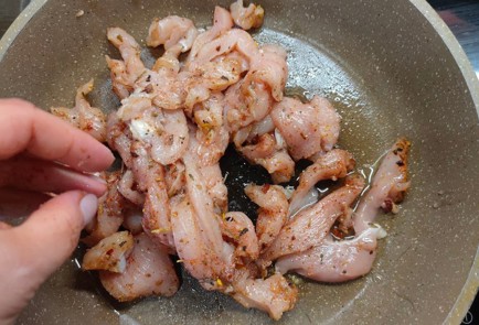 Фото шага рецепта Пирог с пряной курицей и пекинской капустой 175480 шаг 6  