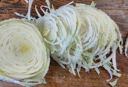 Фото шага рецепта Пирог с пряной курицей и пекинской капустой 175480 шаг 8  