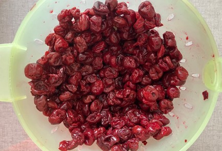 Фото шага рецепта Пирог с пряной вишней и яблоками 175942 шаг 1  