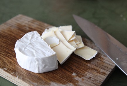 Фото шага рецепта Пирог с сыром камамбер и грушей 173332 шаг 5  