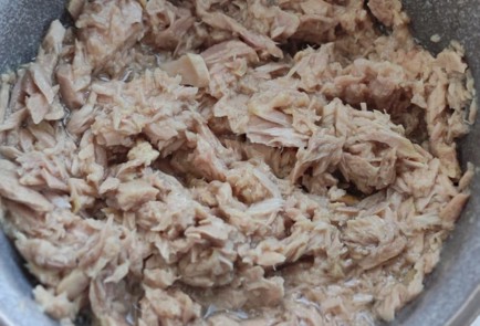 Фото шага рецепта Пирог с тунцом и сыром 173387 шаг 7  