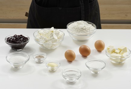 Фото шага рецепта Пирог с вареньем 152921 шаг 1  