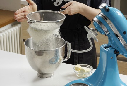 Фото шага рецепта Пирог с вареньем 152921 шаг 2  