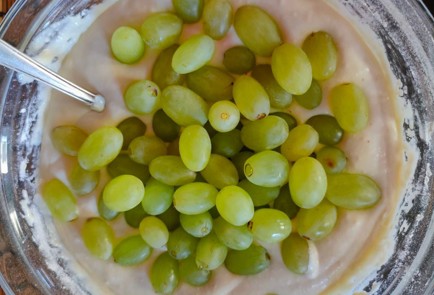 Фото шага рецепта Пирог с виноградом и сыром дорблю 174911 шаг 10  