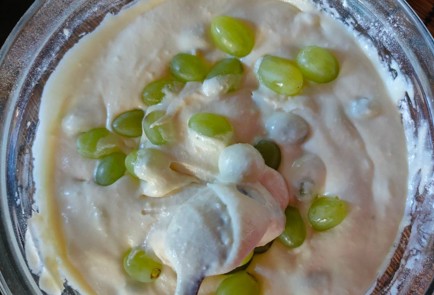 Фото шага рецепта Пирог с виноградом и сыром дорблю 174911 шаг 11  