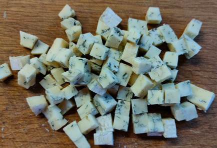 Фото шага рецепта Пирог с виноградом и сыром дорблю 174911 шаг 12  