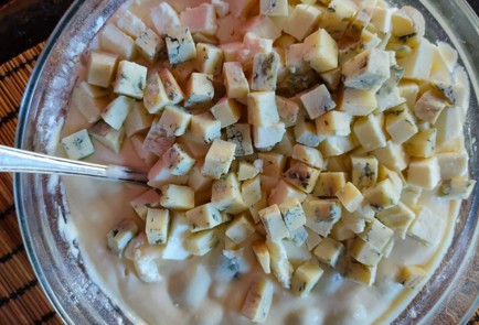 Фото шага рецепта Пирог с виноградом и сыром дорблю 174911 шаг 13  