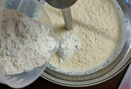 Фото шага рецепта Пирог с виноградом и сыром дорблю 174911 шаг 8  