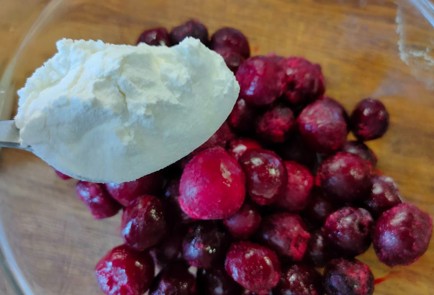 Фото шага рецепта Пирог с вишней и творожным кремом 189156 шаг 17  