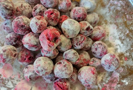 Фото шага рецепта Пирог с вишней и творожным кремом 189156 шаг 18  