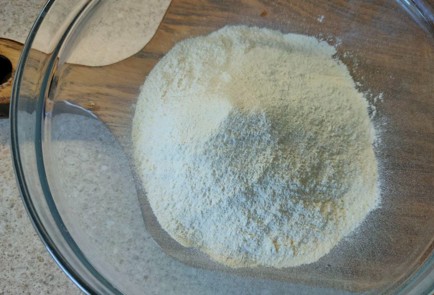 Фото шага рецепта Пирог с вишней и творожным кремом 189156 шаг 2  