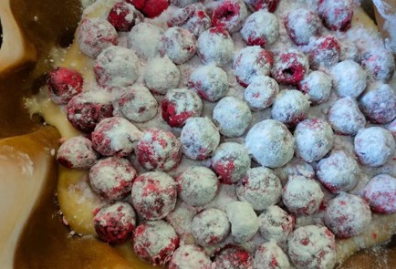 Фото шага рецепта Пирог с вишней и творожным кремом 189156 шаг 21  