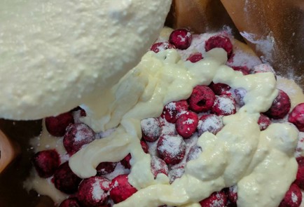 Фото шага рецепта Пирог с вишней и творожным кремом 189156 шаг 22  