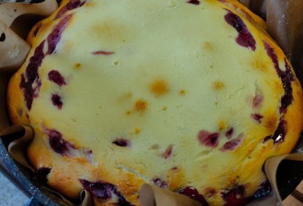 Фото шага рецепта Пирог с вишней и творожным кремом 189156 шаг 25  