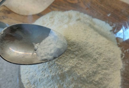 Фото шага рецепта Пирог с вишней и творожным кремом 189156 шаг 4  