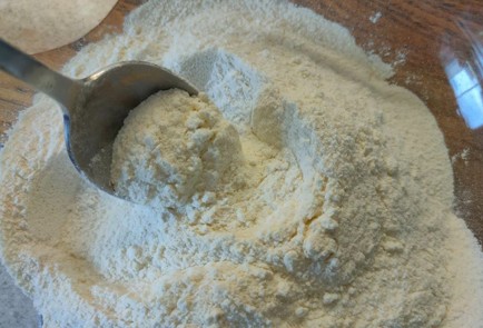 Фото шага рецепта Пирог с вишней и творожным кремом 189156 шаг 6  