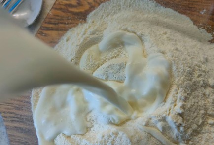 Фото шага рецепта Пирог с вишней и творожным кремом 189156 шаг 7  