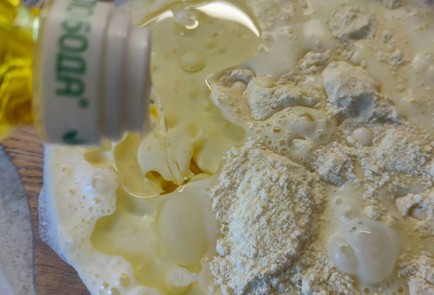 Фото шага рецепта Пирог с вишней и творожным кремом 189156 шаг 8  