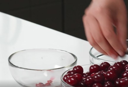 Фото шага рецепта Пирог с вишней 152596 шаг 2  