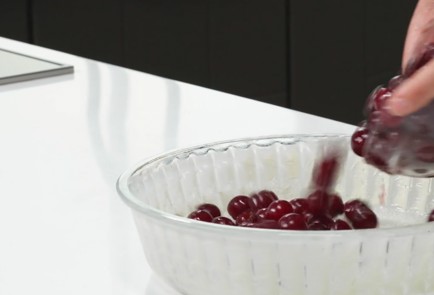 Фото шага рецепта Пирог с вишней 152596 шаг 5  