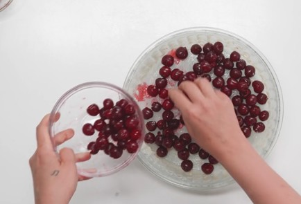 Фото шага рецепта Пирог с вишней 152596 шаг 6  