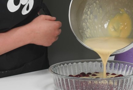 Фото шага рецепта Пирог с вишней 152596 шаг 8  