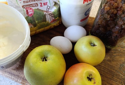 Фото шага рецепта Пирог с яблоками и изюмом 190610 шаг 1  