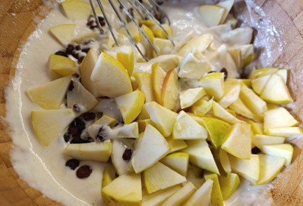 Фото шага рецепта Пирог с яблоками и изюмом 190610 шаг 13  