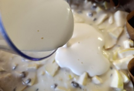 Фото шага рецепта Пирог с яблоками и изюмом 190610 шаг 18  