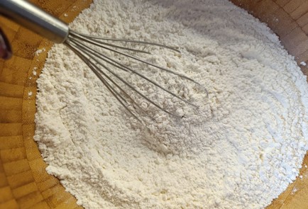 Фото шага рецепта Пирог с яблоками и изюмом 190610 шаг 6  