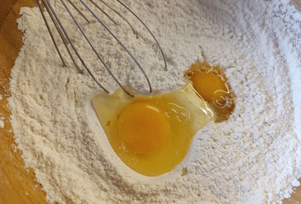 Фото шага рецепта Пирог с яблоками и изюмом 190610 шаг 7  