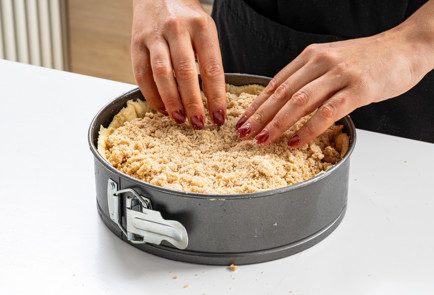 Фото шага рецепта Пирог с яблоками крамбл 190334 шаг 12  