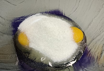 Фото шага рецепта Пирог с яблоками на кефире 191553 шаг 1