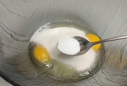 Фото шага рецепта Пирог с яблоками на кефире 191553 шаг 2