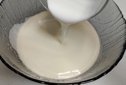 Фото шага рецепта Пирог с яблоками на кефире 191553 шаг 4