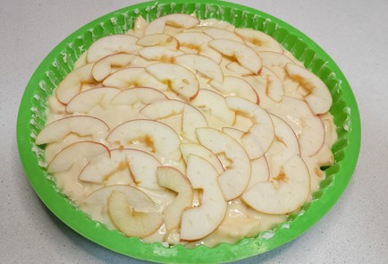 Фото шага рецепта Пирог с яблоками на кефире 191553 шаг 9