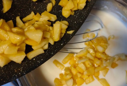 Фото шага рецепта Пирог с заварным кремом и яблоками 188957 шаг 15  