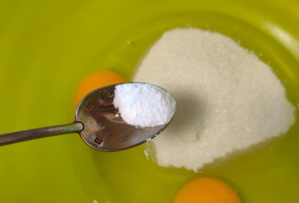 Фото шага рецепта Пирог с заварным кремом и яблоками 188957 шаг 18  