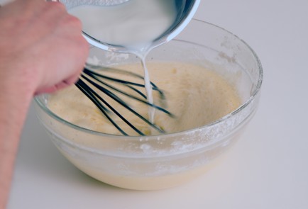 Фото шага рецепта Пирог с земляникой и кремом патисьер 69694 шаг 4  