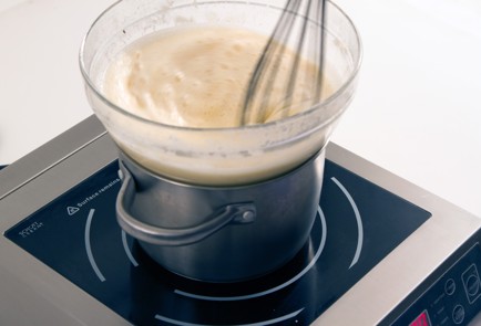 Фото шага рецепта Пирог с земляникой и кремом патисьер 69694 шаг 5  